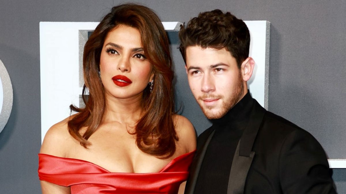 priyanka-chopra-interacts-with-fans-at-nick-jonas-concert-reminds-her-security-to-chill